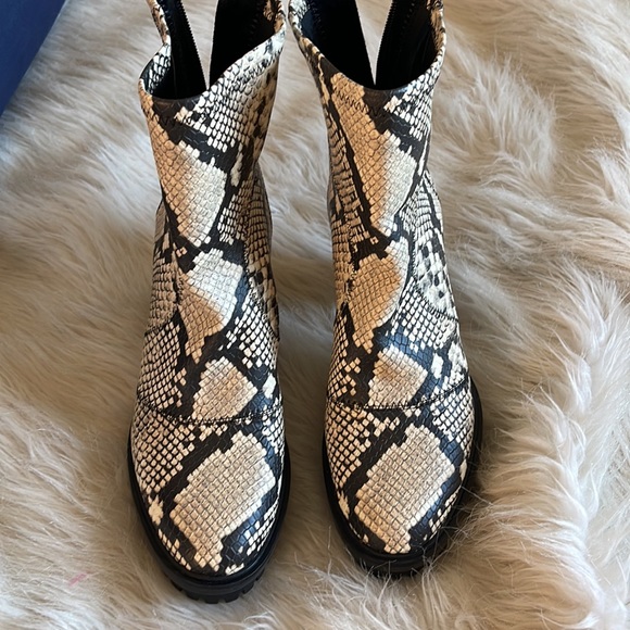 Vince Camuto Erettie Platform Stretch Bootie snake print, like new Size 9. - Picture 12 of 12